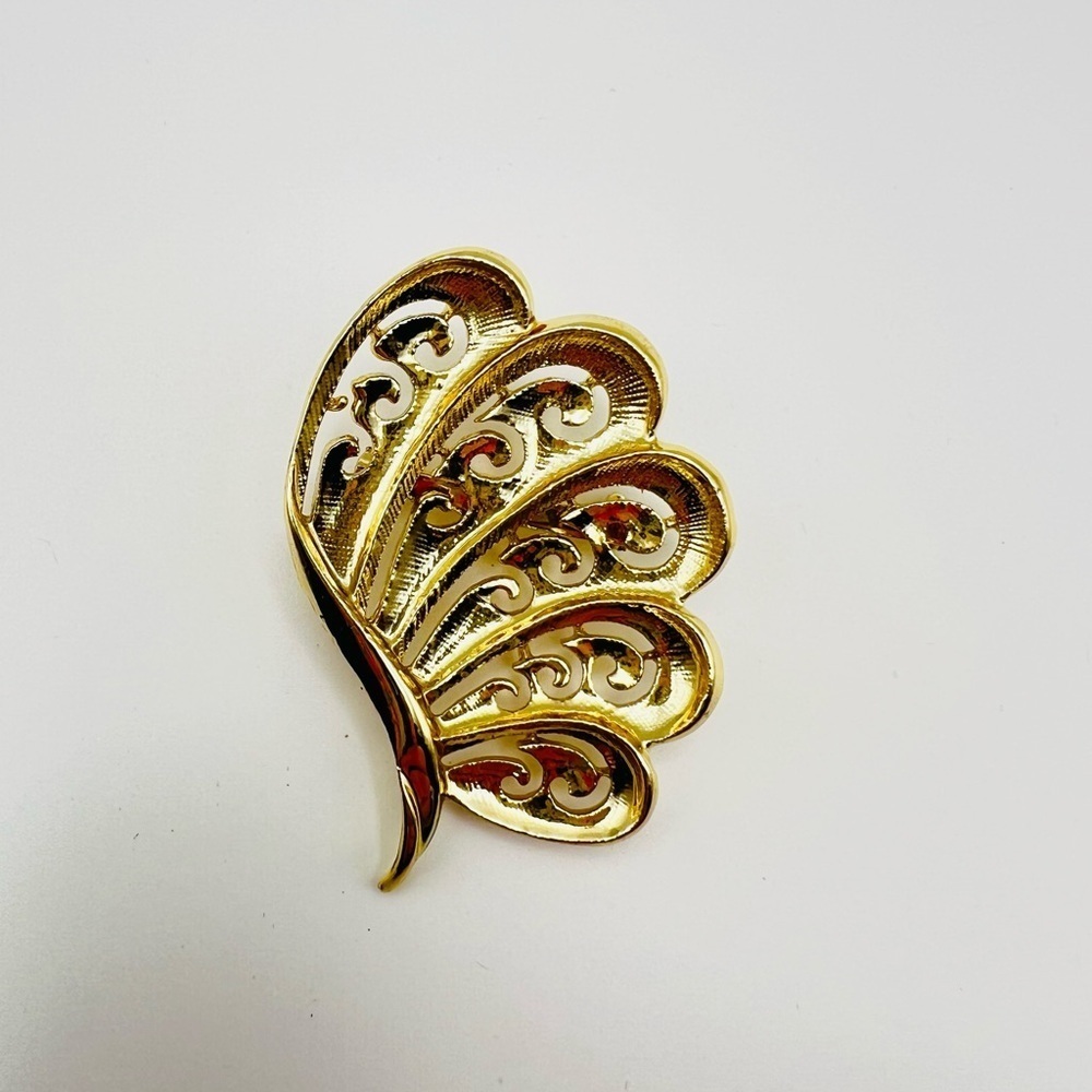 Vintage Gold Tone Filigree Leaf Brooch Pin Elegant Openwork Design